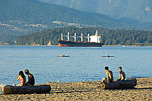 人,坐,基齐拉诺海滩,日落,不列颠哥伦比亚省,加拿大