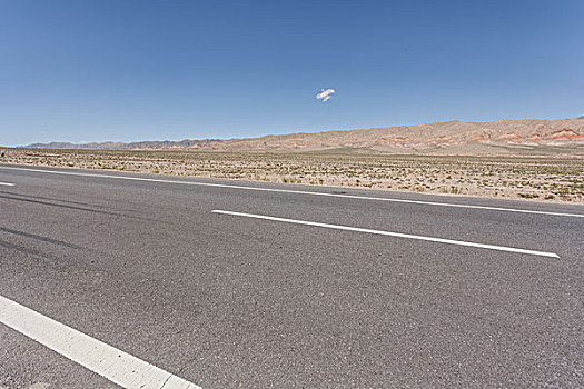 中国西部荒野道路