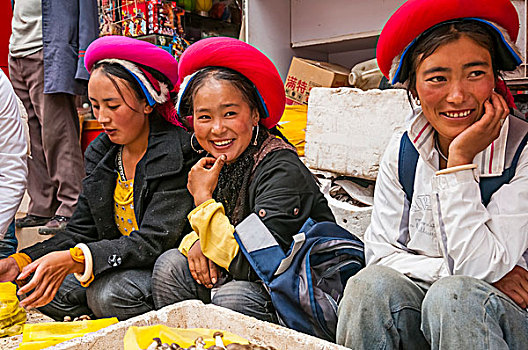 三个女人,年轻,坐,市场,销售,蘑菇,香格里拉,云南,中国