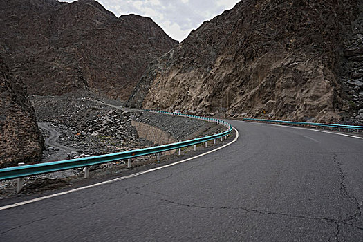新疆境内通往吐鲁番火焰山方向国道风光