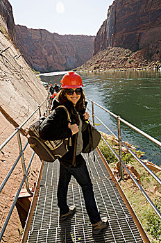 女青年,戴着,安全帽,背包,小路,科罗拉多河,亚利桑那,美国