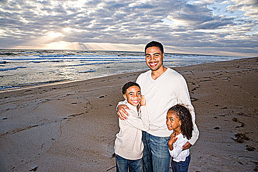 美国黑人,父亲,两个孩子,海滩