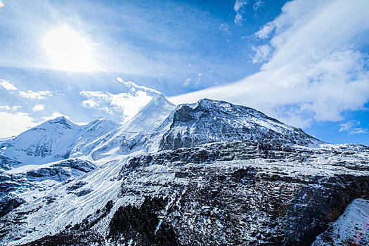 户外蓝天白云雪山