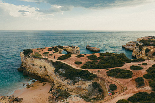 航拍葡萄牙南部阿尔加维海岸线风景