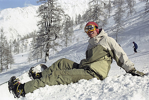 男孩,坐,雪中,滑雪板