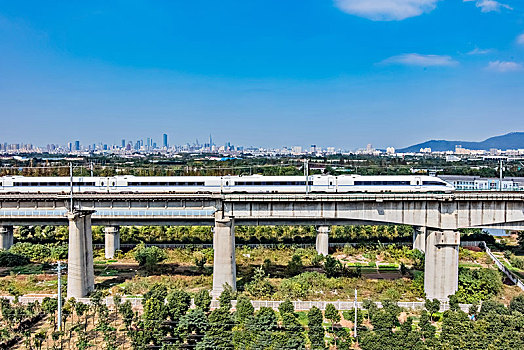 江苏省南京市高铁动车铁路桥梁建筑