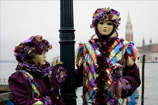 两个人,穿,紫色,服饰,面具,站立,靠近,路灯,威尼斯,意大利