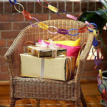 礼物,柳条椅,纸链,彩带