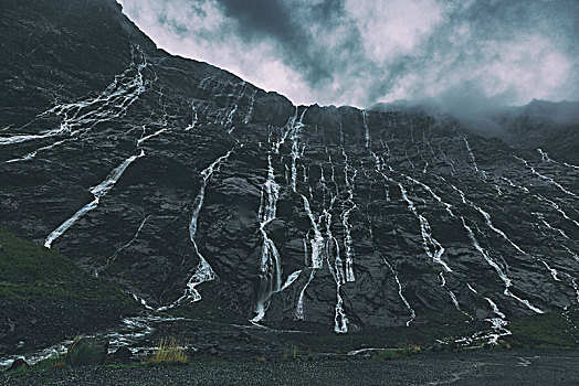 细瀑漫山