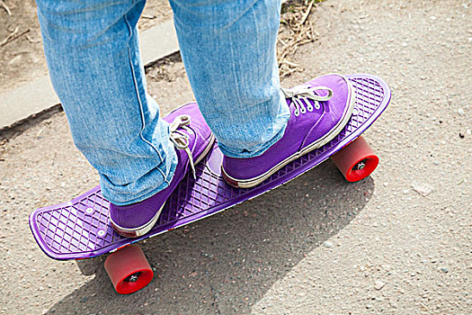 骑,玩滑板,脚,蓝色牛仔裤,紫色,聚焦,浅