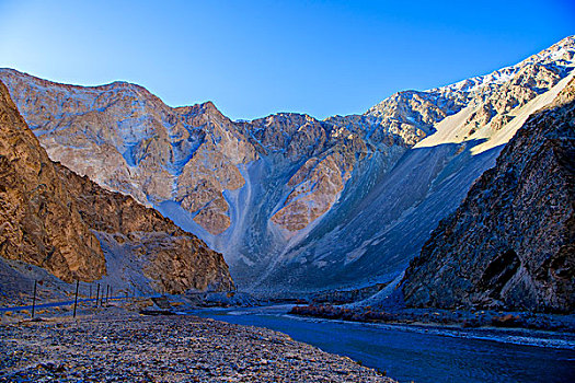 新疆,石山,雪山,蓝天,河流