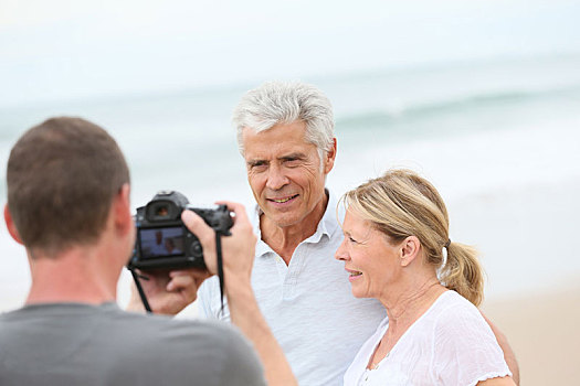 摄影师,照相,老年,夫妻,海滩
