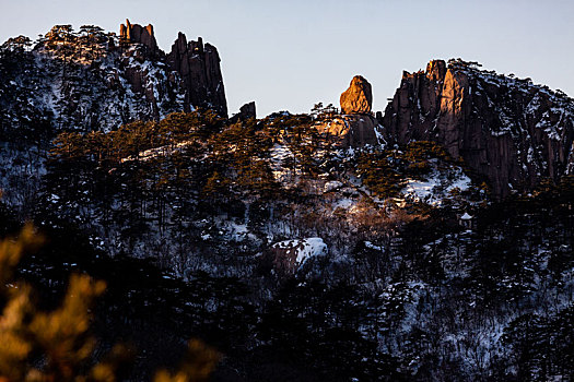 中国安徽黄山风景区,冬日雪后奇峰怪石林立,云雾飘渺宛若仙境