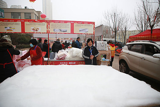 山东省日照市,年货大集开到了城市社区门口,市民一站式购齐