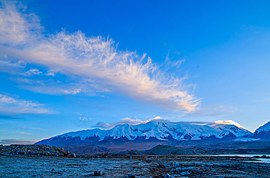 新疆,雪山,湖水,天空,云彩,晚霞