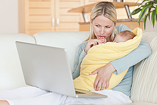 母亲,拿着,婴儿,看,笔记本电脑