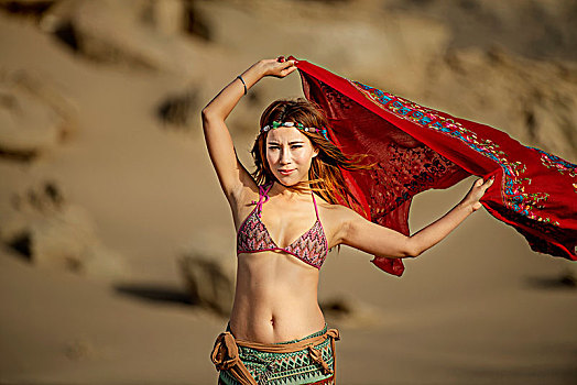新疆,罗布泊,沙漠,美女,姿式