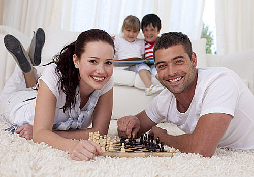 幸福伴侣,玩,下棋,地板,客厅