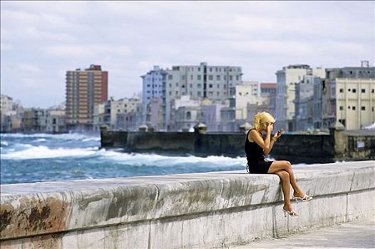 年轻,金发,古巴,坐,女人,墙壁,海洋,看,镜子,检查,化妆,马雷贡,哈瓦那,加勒比海