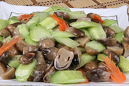 青瓜炒草菇