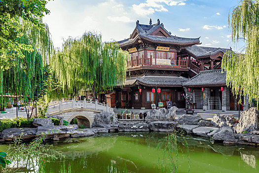 中国河南省洛阳市洛邑古城河畔复古建筑景观