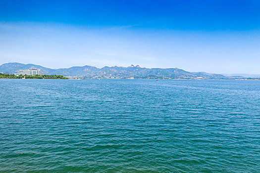 航拍济南莱芜雪野湖