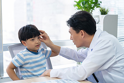 眼科大夫給小男孩檢查眼睛