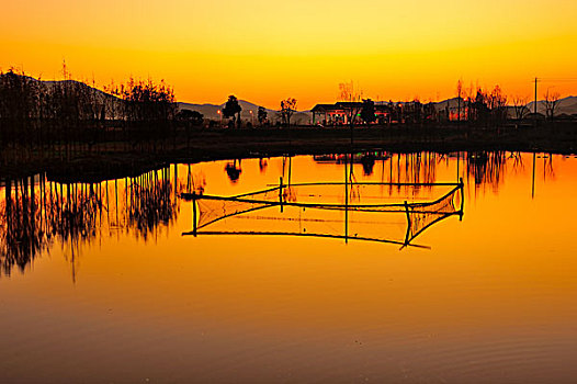 日落黄昏鱼塘和网箱