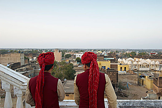 两个,印度,男人,缠头巾,后视图
