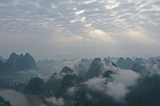 雨后的的喀斯特地貌风光更妖娆