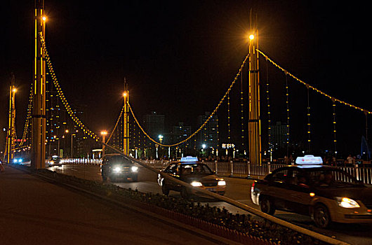 新疆库尔乐市孔雀河上吊桥夜景