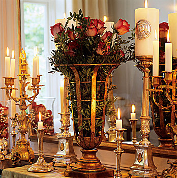 花束,玫瑰,黄铜,花瓶,围绕,银,烛台,正面,镜子