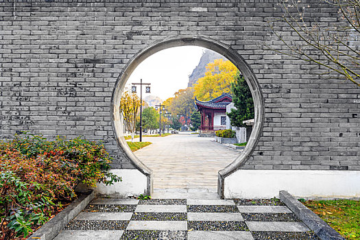 灰砖墙圆月门园林建筑,南京长江观音景区