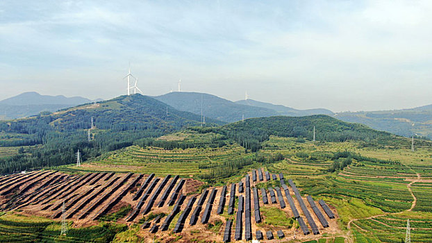 山东省日照市,太阳能发电板漫山遍野,绿色能源成为靓丽风景线