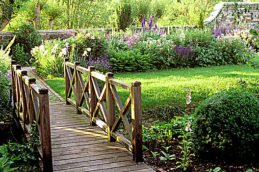 木桥,栏杆,上方,河流,花,花园