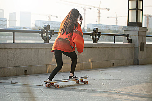 玩滑板的女孩