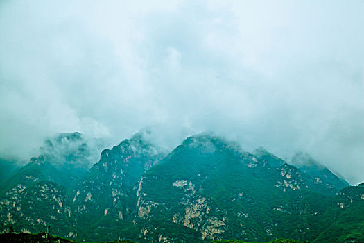 云雾笼罩着山峰