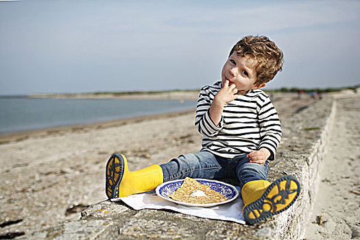 3岁,男孩,吃,绉,海滩