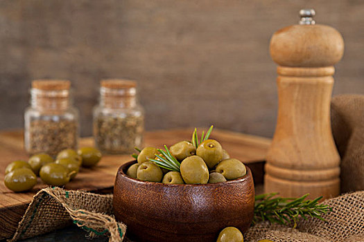 橄榄,迷迭香,碗,胡椒摇瓶,木质,桌上