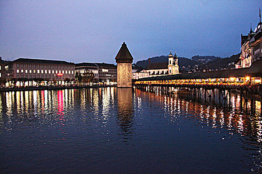瑞士琉森八角塔卡贝尔桥夜景