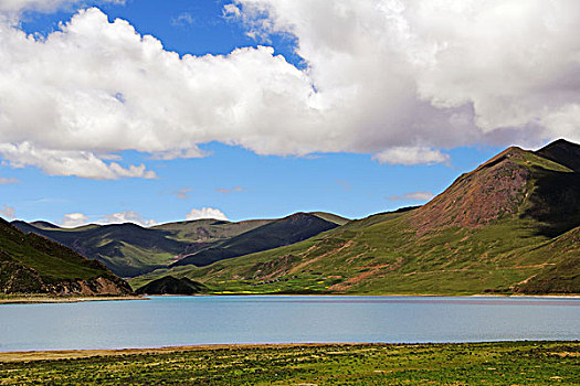 绿地山河流