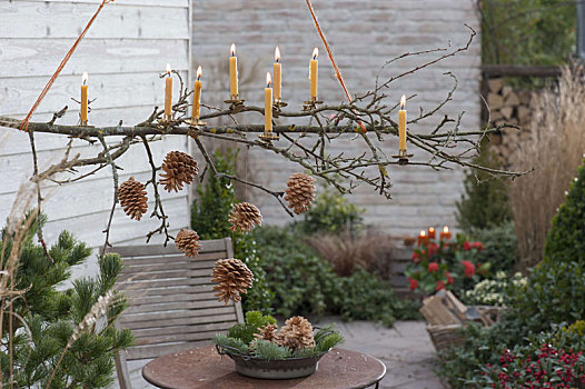 悬挂,枝条,松果,蜡烛,上方,庭院桌