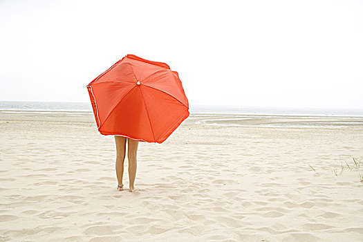 海岸,海滩,女人,年轻,特写,腿,伞,红色,后面,海洋,夏天,荷兰,度假,暑假,休闲,站立,防晒,风障,复原,渴望,孤单,沙