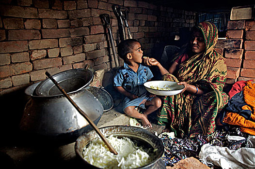 女人,孩子,烹调,劳工,衣服,工厂,垃圾,燃料,一个,砖,住房,生活方式,区域,近郊,达卡,孟加拉,岁月