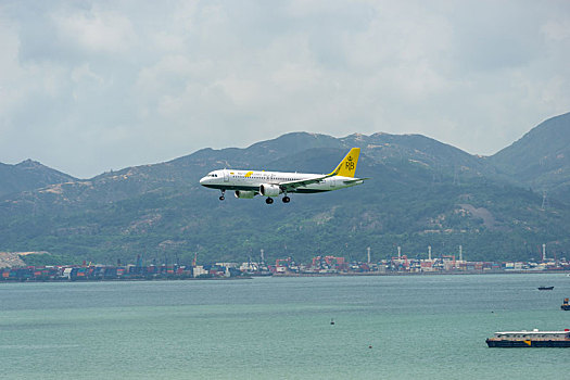 一架文莱皇家航空的客机正降落在香港国际机场