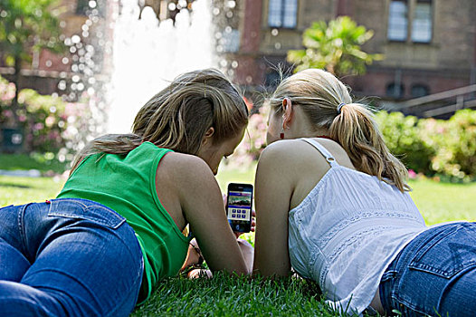 两个,年轻,女人,智能手机,卧,草地