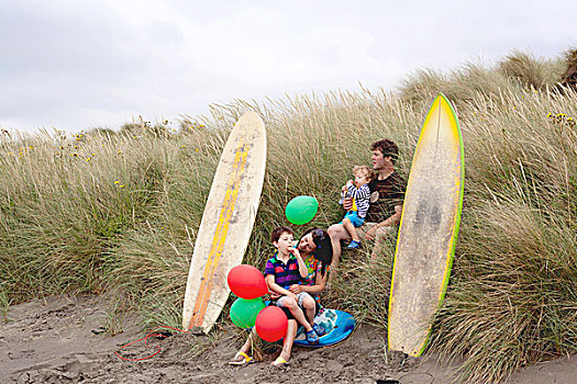 家庭,两个男孩,海滩,冲浪板