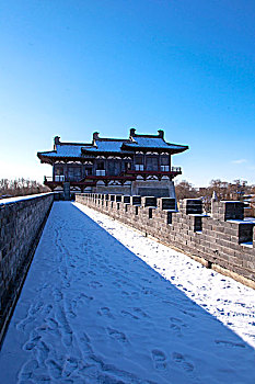 中国涿州影视城的古代建筑城墙和城门