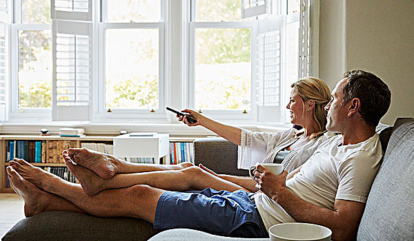 情侣,男人,女人,坐,沙发,看电视,一起,拿着,遥控器