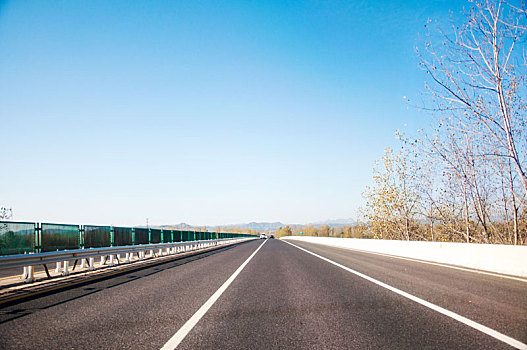 晴朗天气中的高速公路